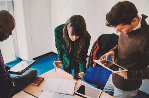 Hacia 2050, cuando los milenials se comiencen a pensionar, tendrán que haber cotizado por lo menos 1.800 semanas, algo asi como 36 años.